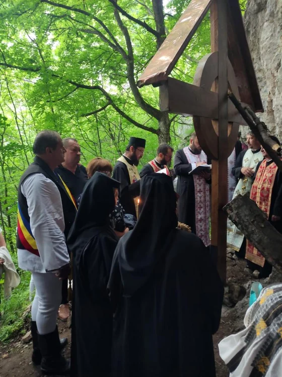 O slujbă de sfinţire a troiţei a avut loc zilele trecute