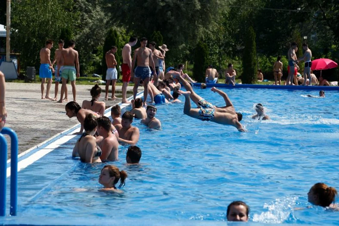 
    Au venit zilele călduroase, e timpul să mergem la bălăceală!Arhiva Click!  