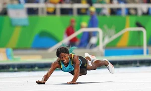 Momentul plonjonului americancei Miller, chiar înaintea liniei de sosire jpeg