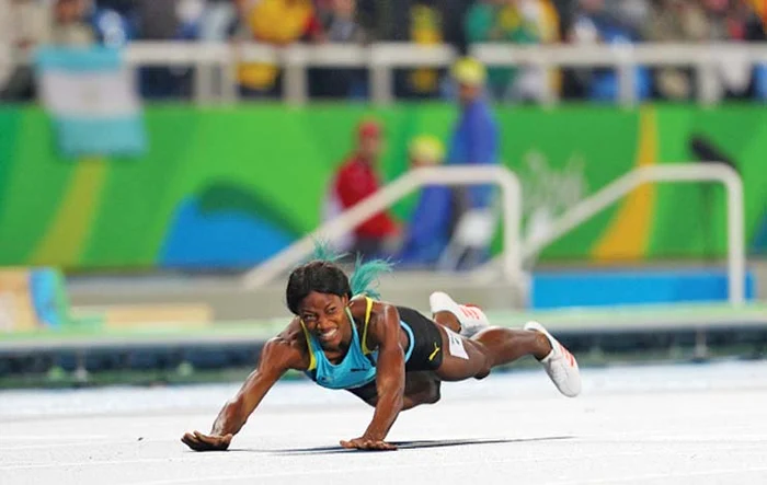 Momentul plonjonului americancei Miller, chiar înaintea liniei de sosire