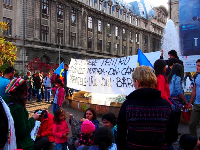 Sute de manifestanţi s-au adunat în Piaţa Universităţii FOTO Daniel Vrăbioiu