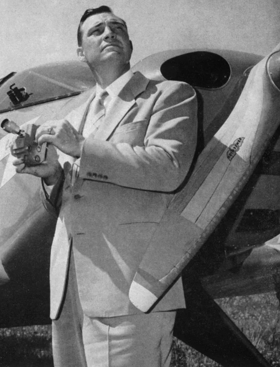 Kenneth Arnold lângă avionul său