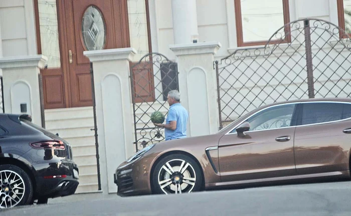 
    Tatăl Simonei, Stere,  a fost cel care a cărat  cei 16 pepeni în curtea  vilei din ConstanţaFoto: Mihai Ionescu  