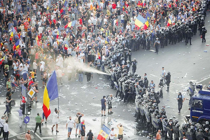August 2018. Protestul din Piaţa Victoriei a fost înăbuşit în gaze şi în sânge de forţele de represiune