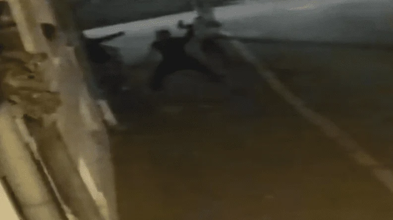 O mamă și copilul ei au fost bătuți de un bărbat, în plină stradă: „Am ajuns la Urgențe”. Ce a stârnit furia agresorului