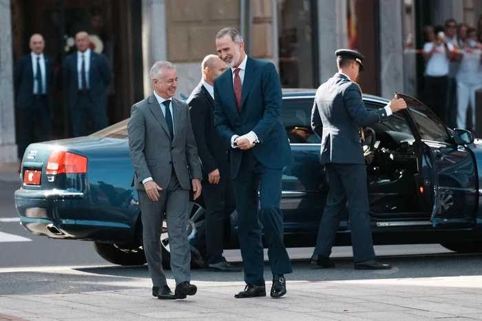 Regele Felipe al Spaniei, surprins cu un bandaj la mână. FOTO: Profimedia