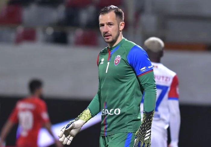 
    18 aprilie 2021: Pap degajează în Panțîru, care înscrie golul victoriei FCSBFOTO: Mediafax  