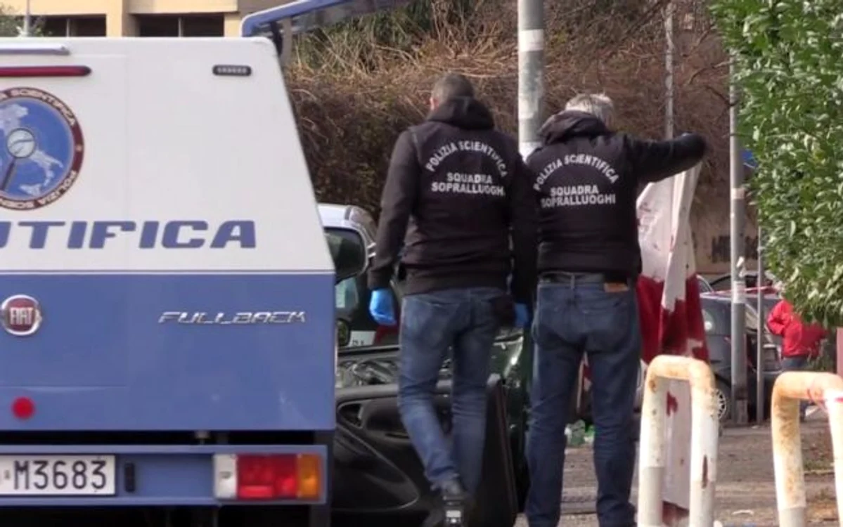 Poliţiştii italieni investighează locul atacului mafiot FOTO Fanpage.it