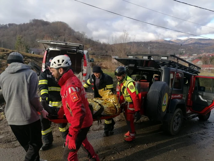 Echipa Salvamont Prahova solicitată să intervină pentru a coborî cadavrul tânărului până într-o zonă accesibilă autoturismelor FOTO Salvamont Prahova/Facebook