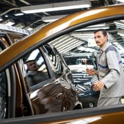 Fabrica Dacia Renault de la Mioveni Romania linie de productie FOTO Shutterstock