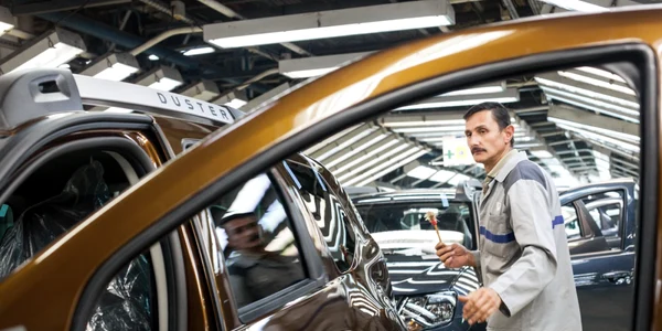 Fabrica Dacia Renault de la Mioveni Romania linie de productie FOTO Shutterstock