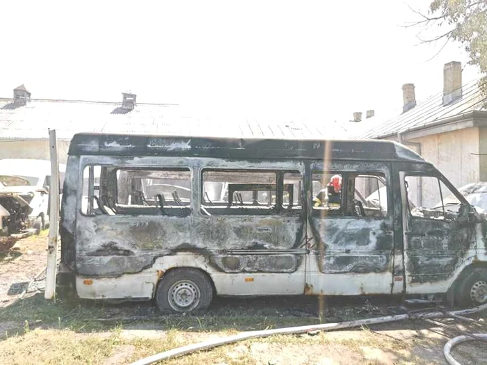 Pompierii intervin pentru stingerea unui interviu declanșat în interiorul unui garaj din BotoșaniSursă foto: ISU Botoșani