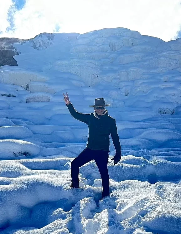 Pierce Brosnan, fotografiat lângă izvoarele din Yellowstone, în noiembrie 2023