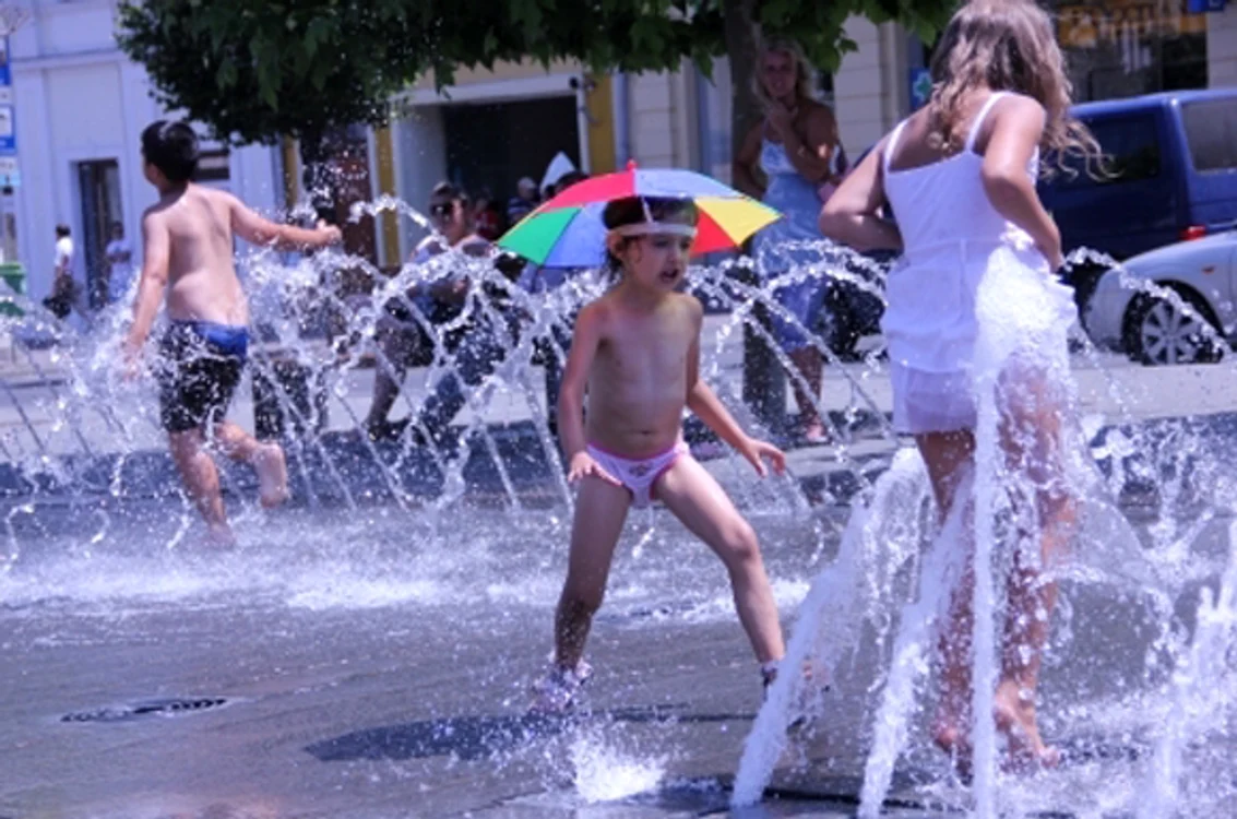 
    Prognoza meteo pentru următoarele două zile anunță că vremea se menține călduroasăfoto: Click!  