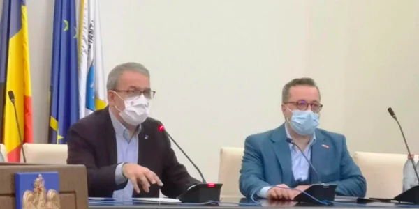 Primarul Vergil Chiţac şi viceprimarul Ionuţ Rusu de la Constanţa s-au întâlnit cu locatarii din blocul devastat de incendiu Sursa Facebook PMC