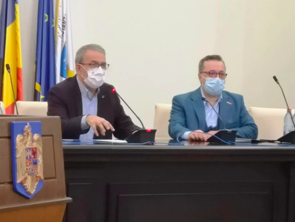 Primarul Vergil Chiţac şi viceprimarul Ionuţ Rusu de la Constanţa s-au întâlnit cu locatarii din blocul devastat de incendiu Sursa Facebook PMC