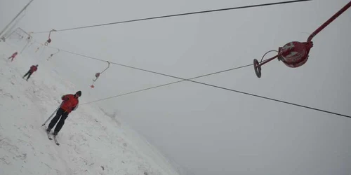 Pentru că au aşteptat multă vreme zăpada, schiorilor nu le-a păsat de vremea viscolită şi au ieşit pe pârtie