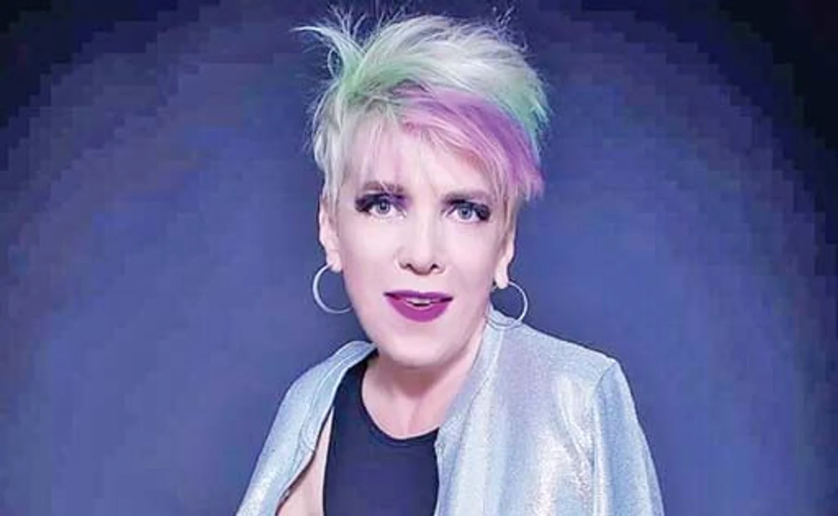 
    Silvia are părul  multicolor  și la 59 de ani  