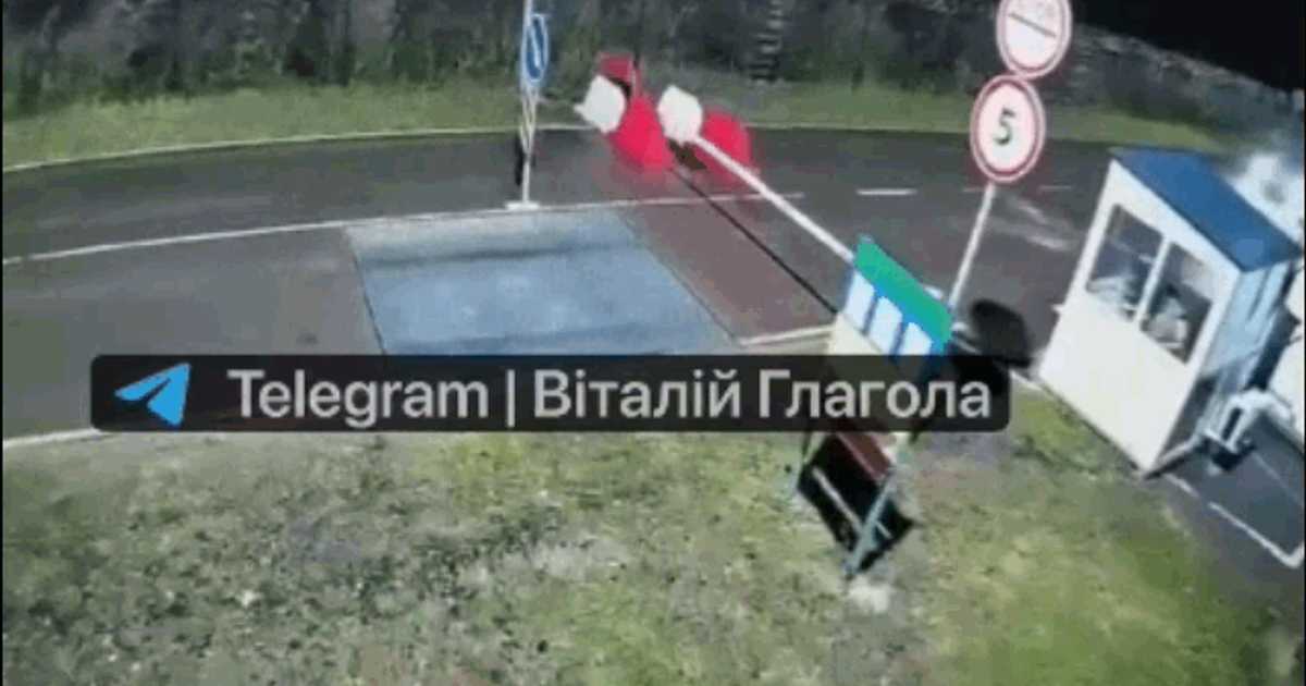 Fugă disperată din Ucraina: Un avocat de origine maghiară, mobilizat în armată, a spulberat cu mașina bariera de la granița cu Ungaria