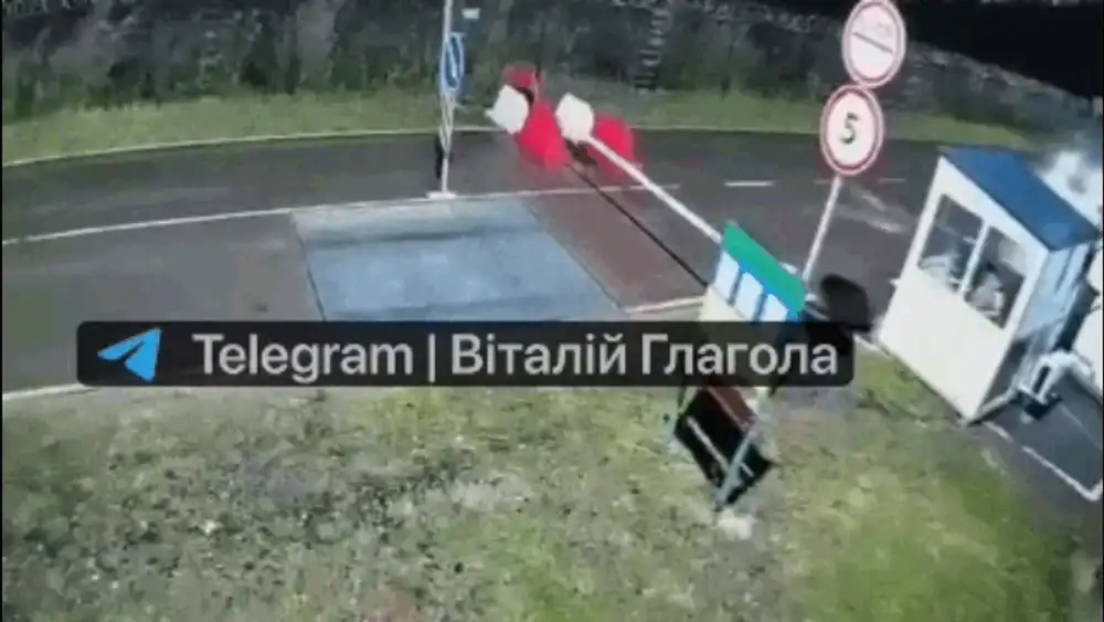 Fugă disperată din Ucraina: Un avocat de origine maghiară, mobilizat în armată, a spulberat cu mașina bariera de la granița cu Ungaria