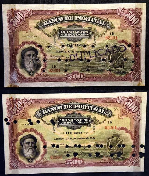 Bancnotă contrafăcută de 500 de escudo (sus) și o bancnotă autentică (jos). Ambele au aceeași serie 