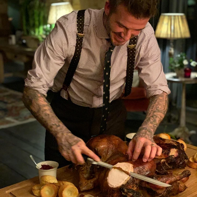 David Beckham a tăiat curcanul de Crăciun, îmbrăcat la patru acefoto: Instagram