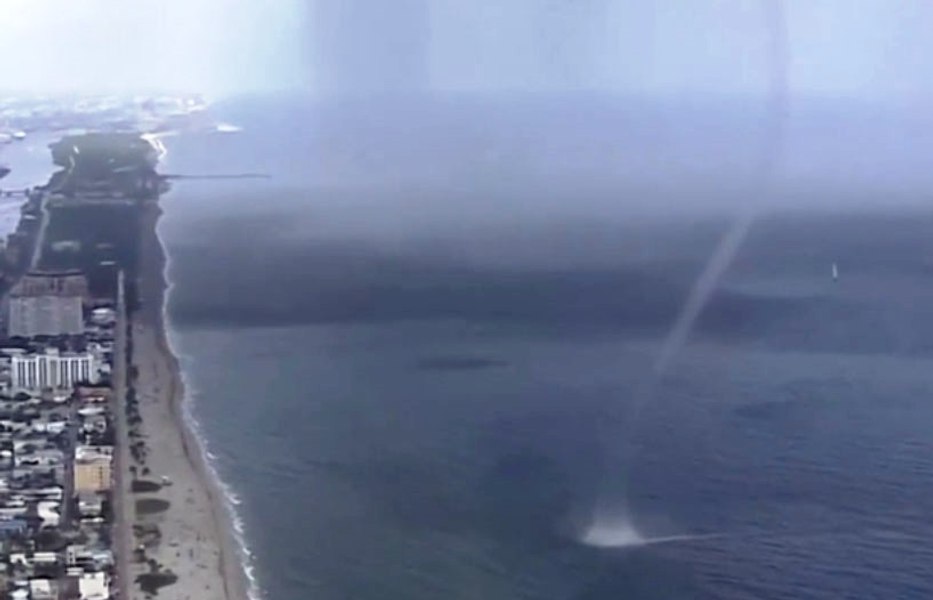 O trombă de apă a măturat o plajă plină de oameni la Miami VIDEO