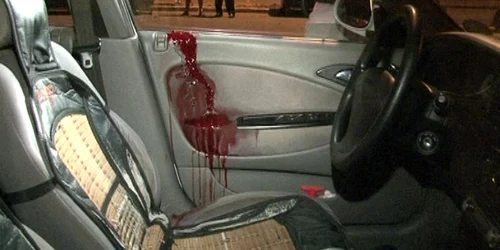 Mașina în care a fost găsit polițistul împușcat