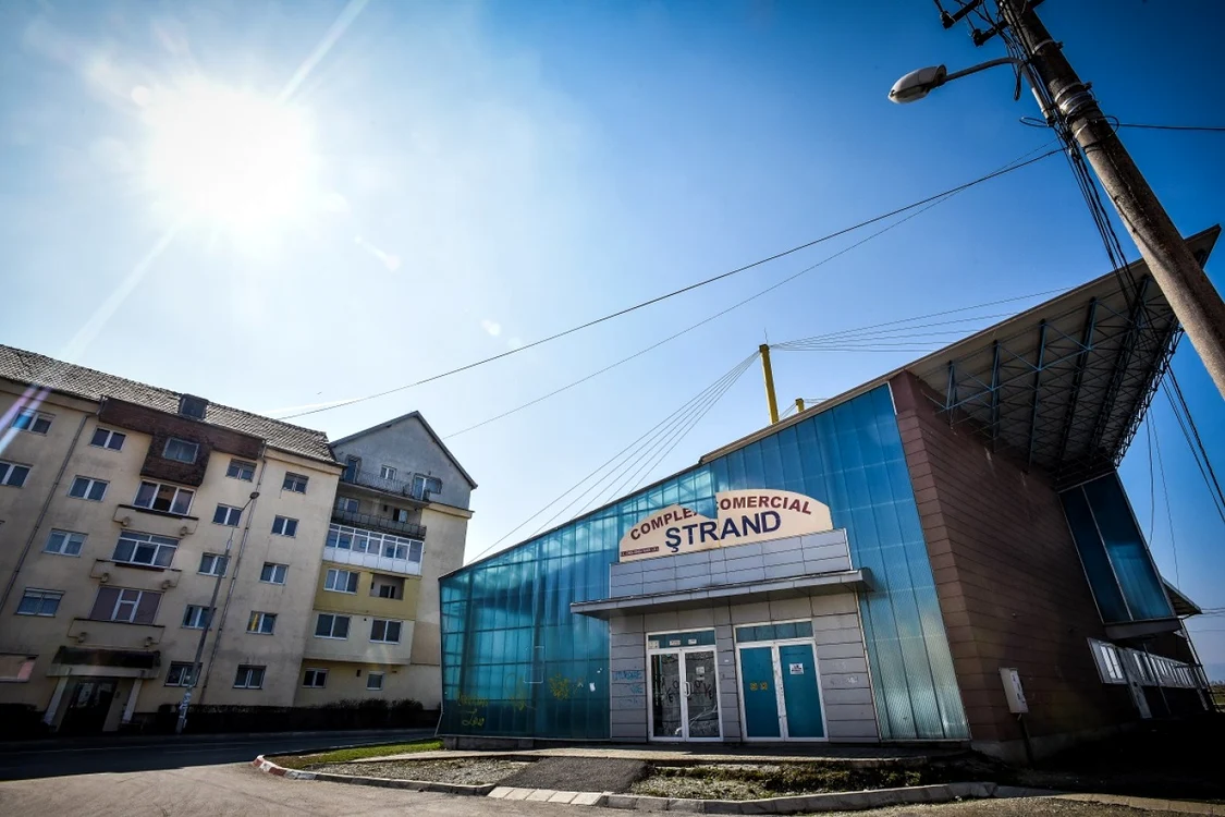 În 12 ani de existenţă, piaţa agroalimentară ridicată în cartierul Ştrand al Sibiului a funcţionat mai mult ca „magazin de chinezării“. Acum a ajuns depozit de scule FOTO Silvana Armat
