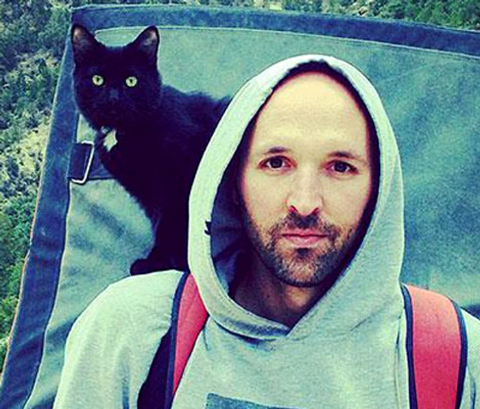 
    Pisica adoră să se catere pe stanci alaturi de stăpânul ei  