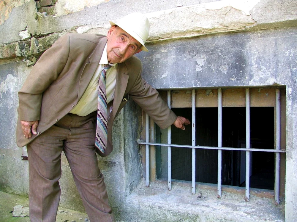 Aristide Ionescu într-o vizită la fosta închisoare Piteşti în iunie 2006 FOTO: Denis Grigorescu