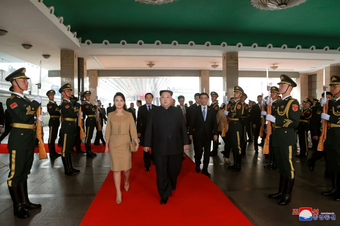 Kim Jong-un şi soţia sa Ri Sol-ju FOTO EPA-EFE/ KCNA
