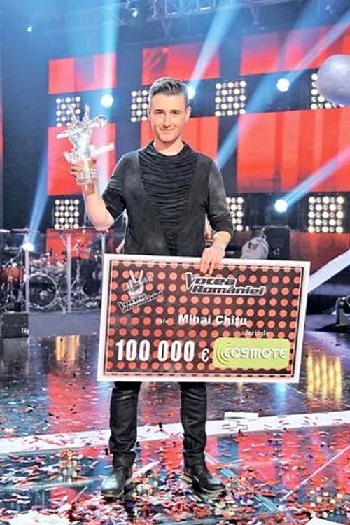 
    Mihai Chiţu a câştigat 100.000 de euro şi trofeul celei de-a treia ediții „Vocea României", în decembrie 2013foto: PRO TV  