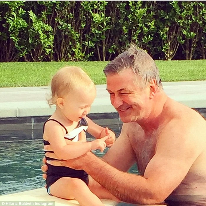 Actorul Alec Baldwin e topit după fiica sa cea mică, Carmen