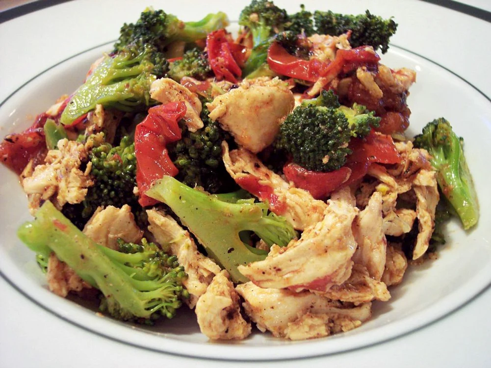 salata pui broccoli rosii jpeg