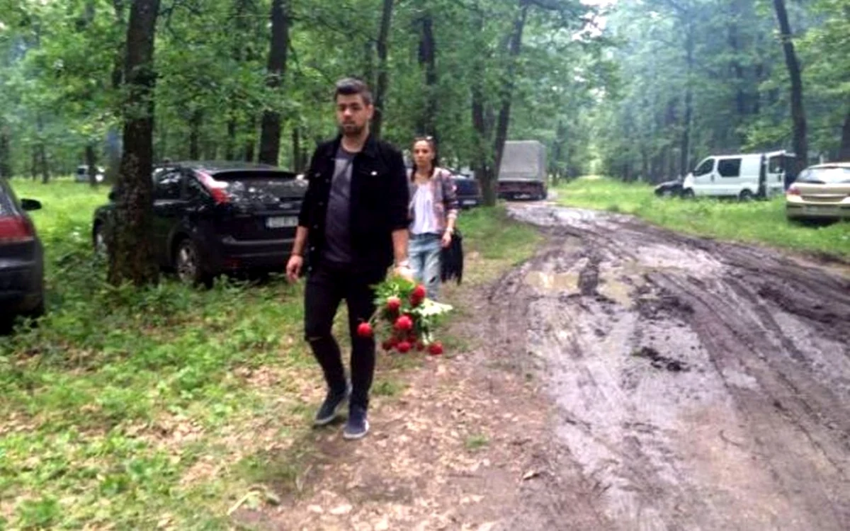 Unii dintre turişti rup fără milă planta protejată FOTO Aura Cosma