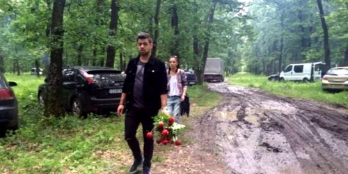 Unii dintre turişti rup fără milă plata protejată FOTO Aura Cosma