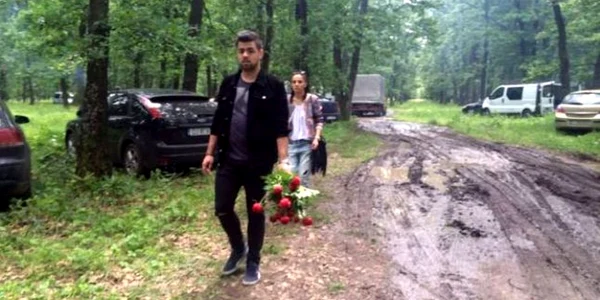 Unii dintre turişti rup fără milă plata protejată FOTO Aura Cosma