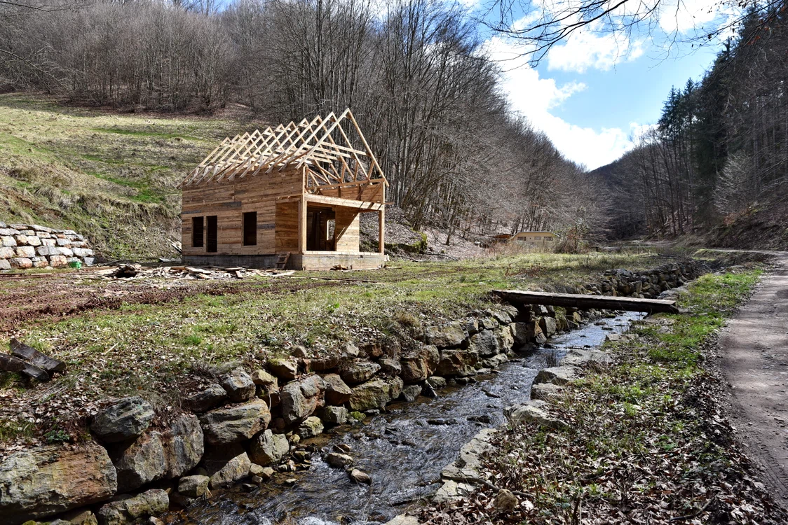 Iubită de amatorii de drumeţii, Valea Boiului este o adunătură kitchioasă de construcţii ilegale.