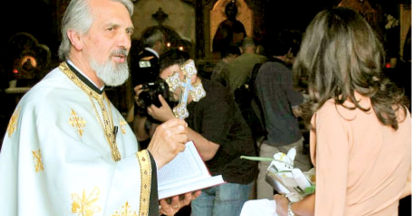 Traian Valdman este unul dintre puţinii preoţi care nu sunt nevoiţi să aibă două locuri de muncă pentru a se întreţine  