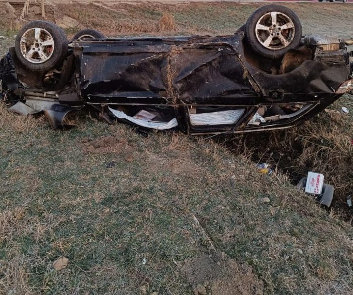 Sfârșit groaznic pentru un tânăr, într-un grav accident rutier. A fost aruncat la 25 de metri de mașina răsturnată pe câmp