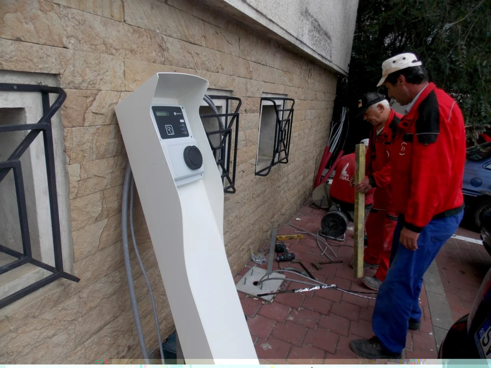 Proprietarii de maşini electrice din Suceava vor putea circula gratuit cinci ani de  zile. FOTO Dănuţ Zuzeac