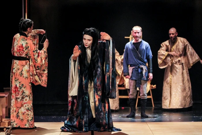 Scenă din spectacolul "Turandot"