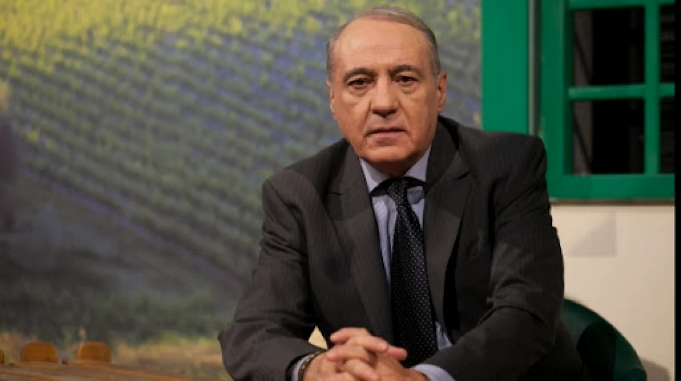 Alexandrescu a fost co-fondator al cotidianului Curierul Naţional.