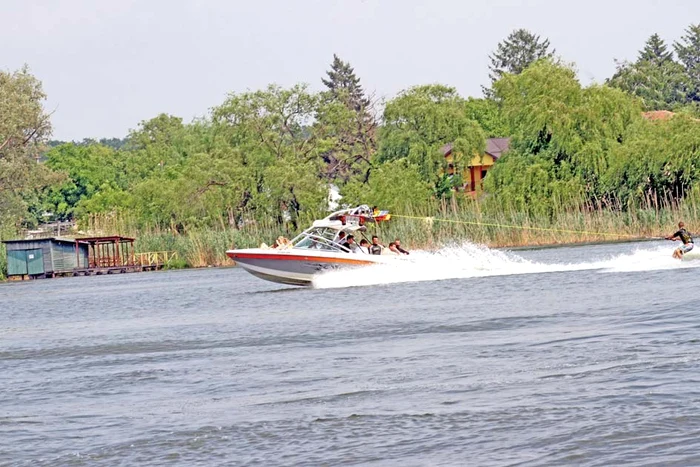 Amatorii de senzaţii tari s-au dat cu placa pe apă traşi de şalupă