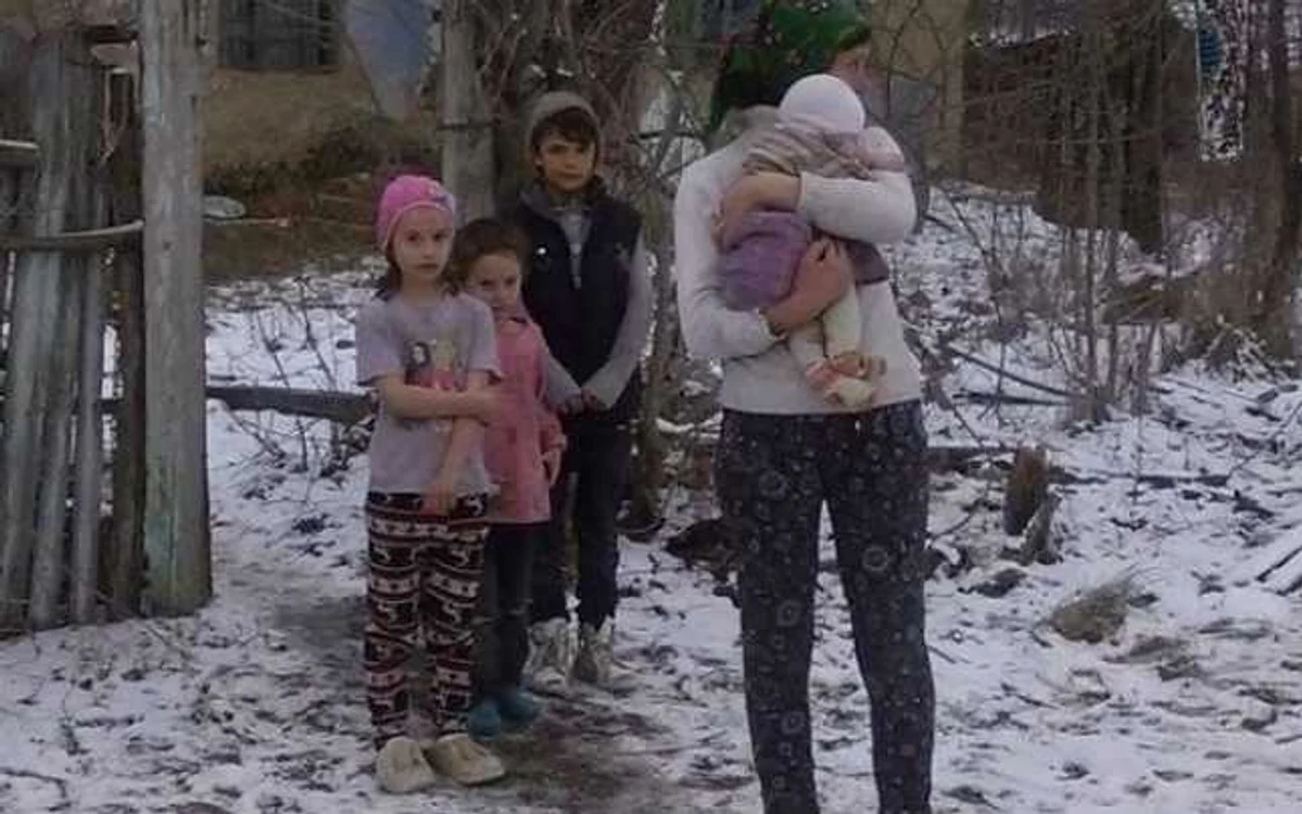 Cei 4 frăţiori locuiesc cu mama lor într-o casă părăsită