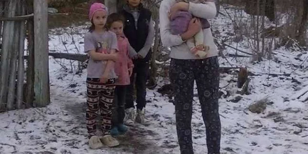 Cei 4 frăţiori locuiesc cu mama lor într-o casă părăsită 