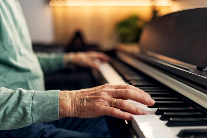 O persoană care cântă la pian Foto iStock