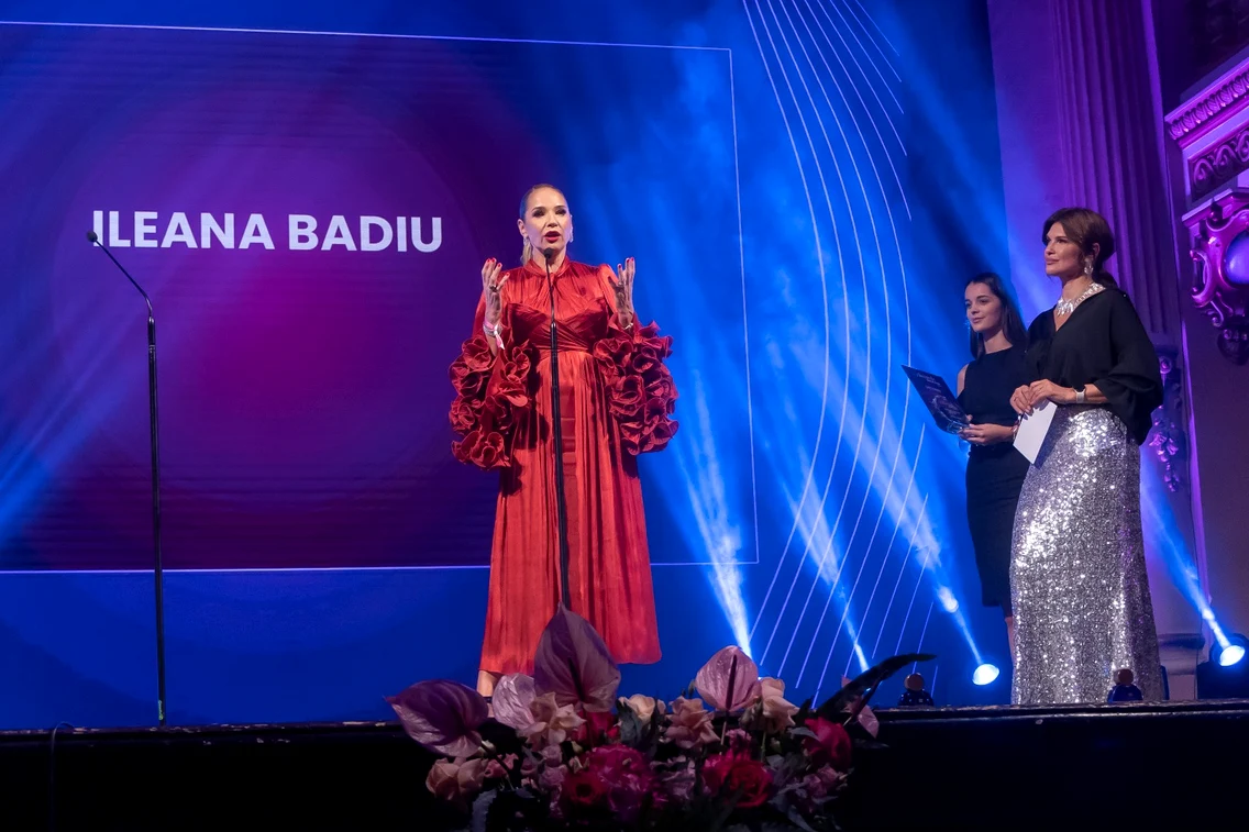 Ileana Badiu la Digital Divas, premiată de Monica Bîrlădeanu