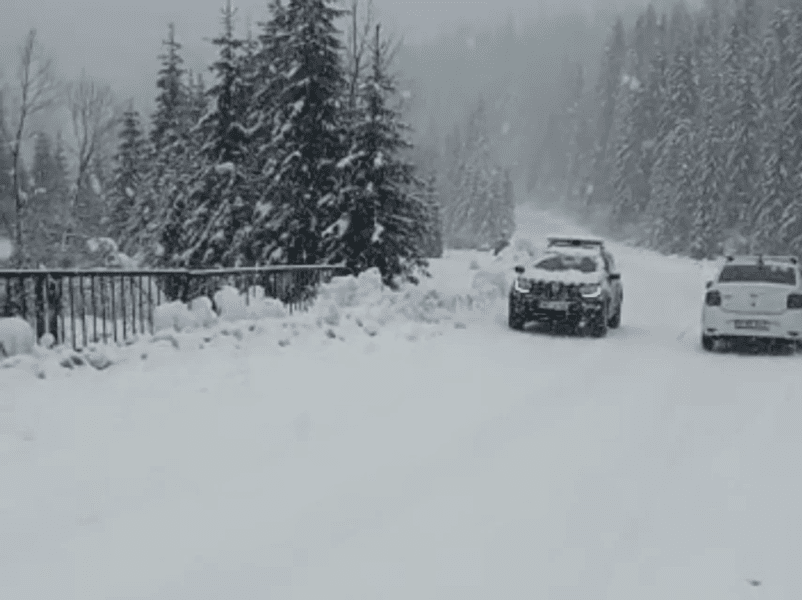 Vremea se încălzește, dar la munte este iarnă în toată regula. Avertismentul jandarmilor montani VIDEO